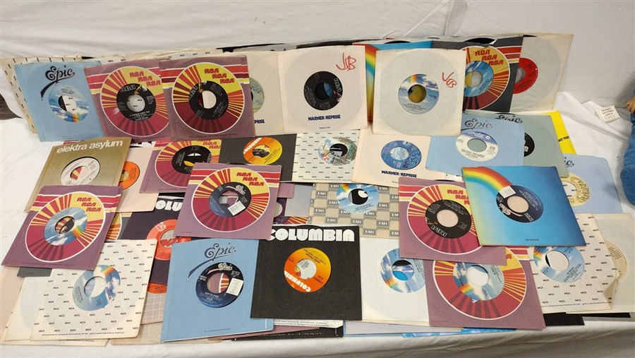LARGE COLLECTION OF 45RPM RECORDS