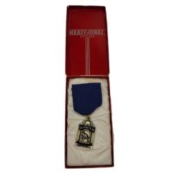 HERFF-JONES BADGE, GLENVIEW CLUB ICE SKATING.  ORGINAL VINTAGE BOX