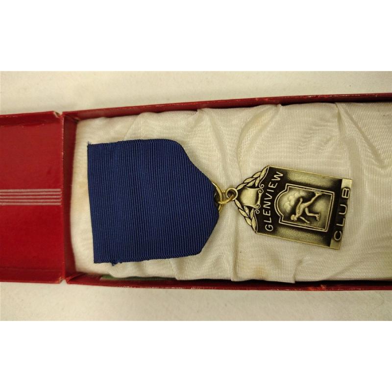 HERFF-JONES BADGE, GLENVIEW CLUB ICE SKATING.  ORGINAL VINTAGE BOX