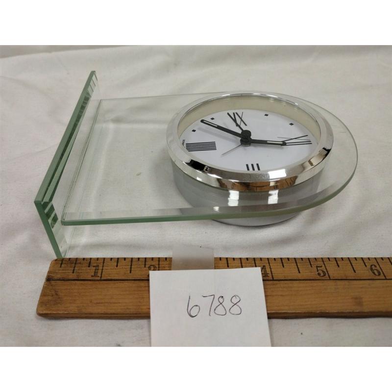 HOWARD MILLER QUARTZ CLOCK IN PLEXIGLAS STAND