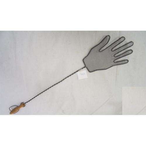 METAL MESH FLY SWATTER WOOD HANDLE