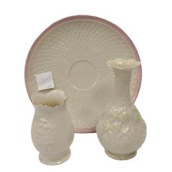THREE BELLEEK PORCELAIN PIECES, TWO VASES AND PLATE