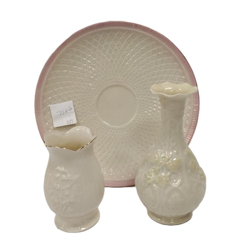 THREE BELLEEK PORCELAIN PIECES, TWO VASES AND PLATE