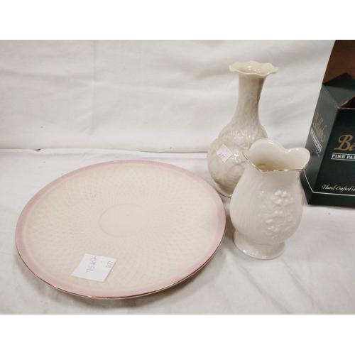 THREE BELLEEK PORCELAIN PIECES, TWO VASES AND PLATE