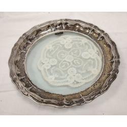 DOILIE IN ANTIQUE SILVER PLATED GLASS TRAY