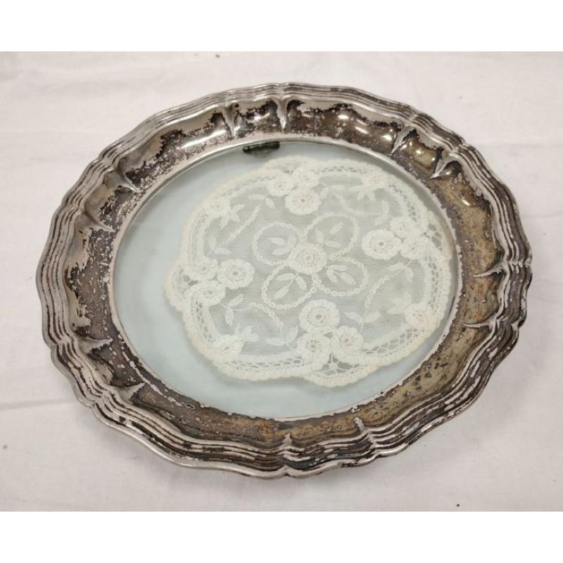 DOILIE IN ANTIQUE SILVER PLATED GLASS TRAY