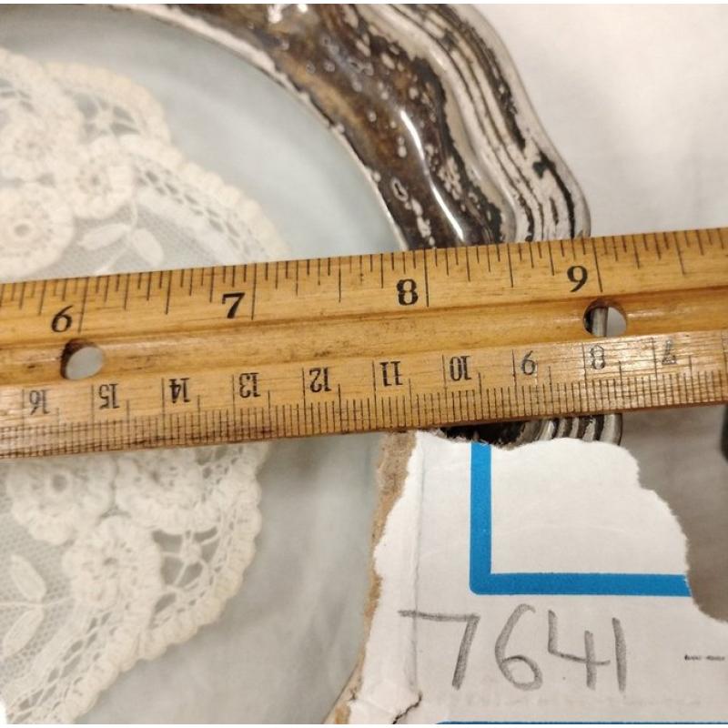 DOILIE IN ANTIQUE SILVER PLATED GLASS TRAY