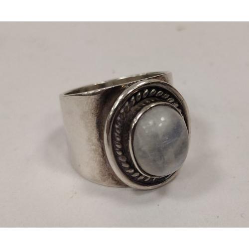 STERLING RING WITH CABOCHON MOONSTONE