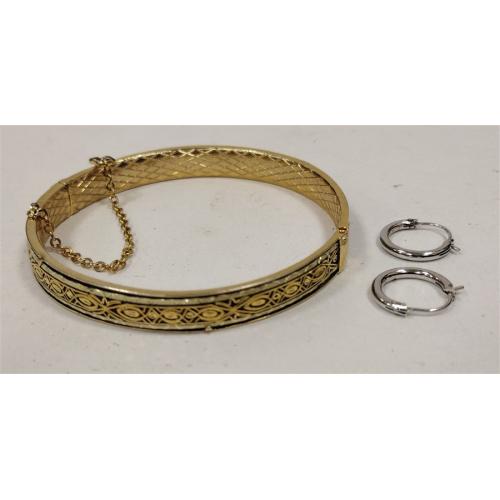 SPANISH STYLE HINGED BANGLE AND PAIR OF EARRINGS