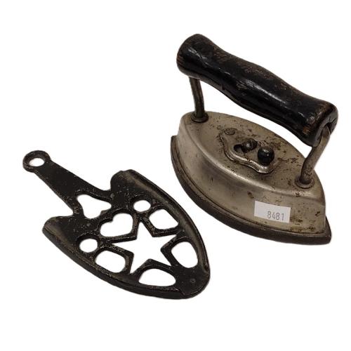 DOVER NO 922 SAD IRON WITH REMOVEABLE HANDLE AND TRIVET