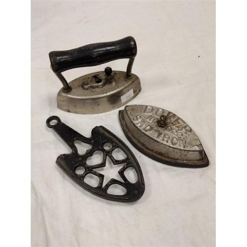 DOVER NO 922 SAD IRON WITH REMOVEABLE HANDLE AND TRIVET