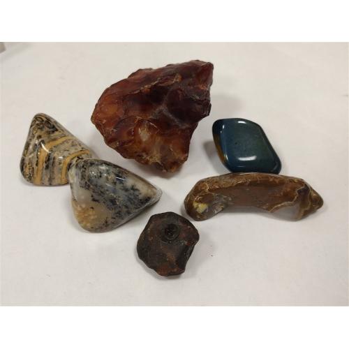 COLLECTION OF POLISHED STONES AND ONE RAW CARNELAIN