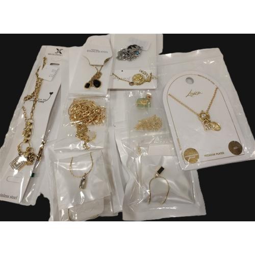 10 CONTEMPORARY NECKLACES WITH SMALL PENDANTS