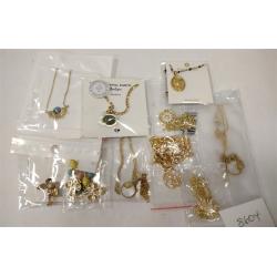9 CONTEMPORARY NECKLACES WITH PENDANTS, 5 BALLOON CHARMS