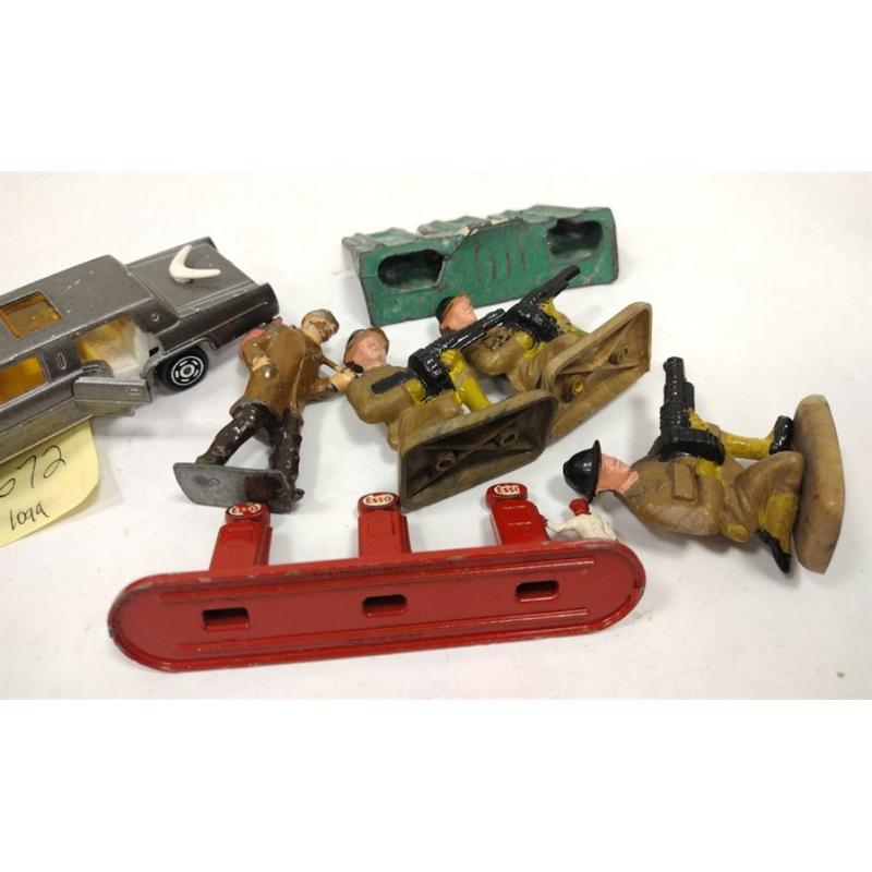 VINTAGE LEAD AND PLASTIC TOYS