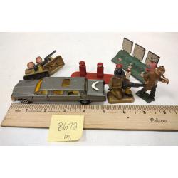 VINTAGE LEAD AND PLASTIC TOYS