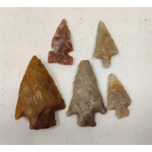 FIVE SMALL STONE ARROWHEADS