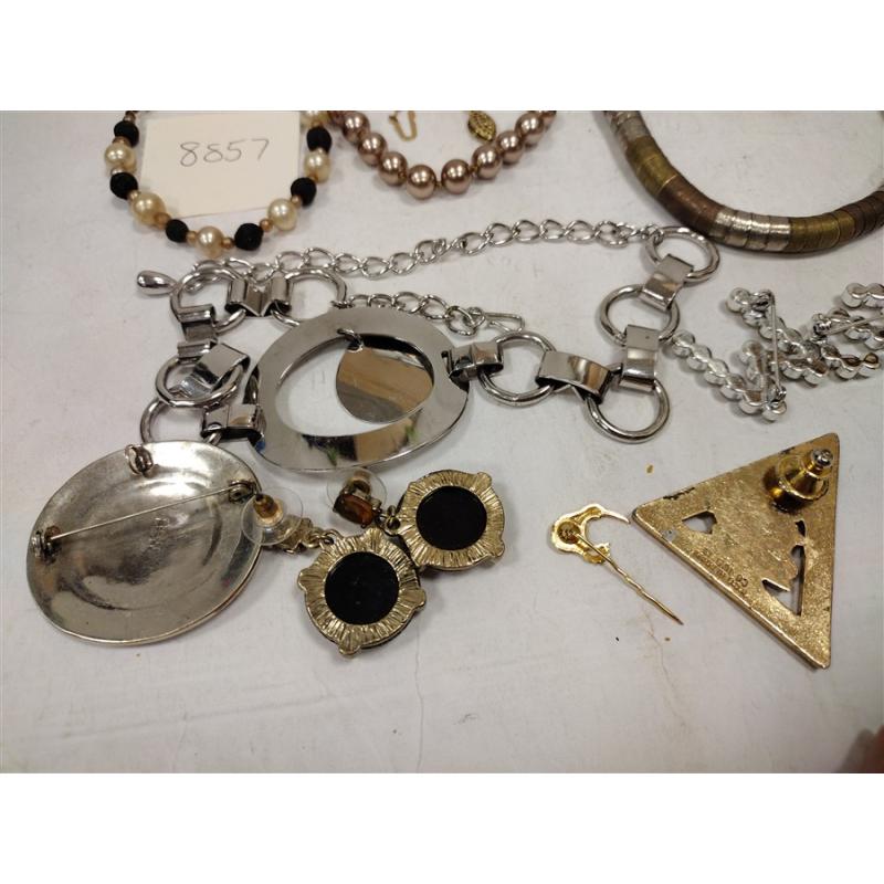 COLLECTION OF VINTAGE COSTUME JEWELRY