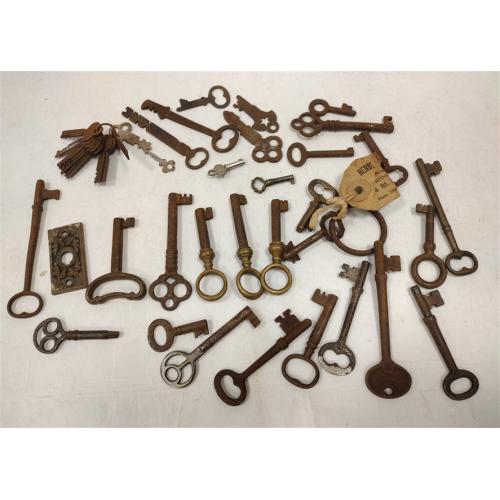 COLLECTION OF ANTIQUE RUSTED KEYS