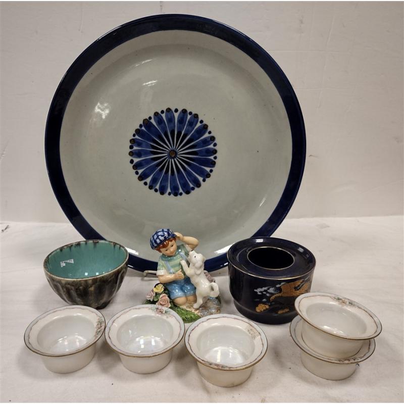 NINE PIECES OF POTTERY AND PORCELAIN