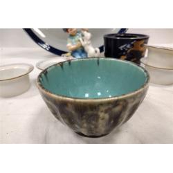 NINE PIECES OF POTTERY AND PORCELAIN