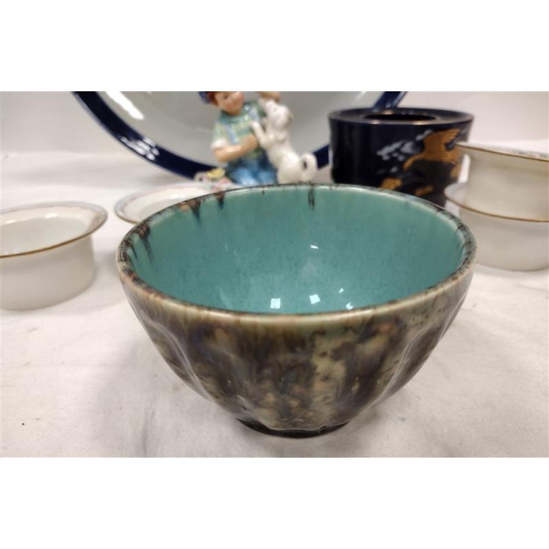 NINE PIECES OF POTTERY AND PORCELAIN