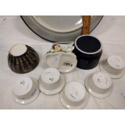 NINE PIECES OF POTTERY AND PORCELAIN