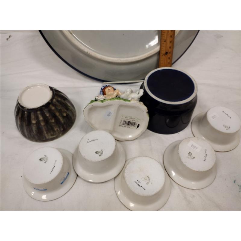 NINE PIECES OF POTTERY AND PORCELAIN