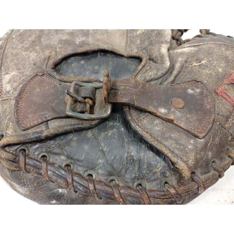 VINTAGE BASEBALL LEFT HANDED CATCHER'S MITT