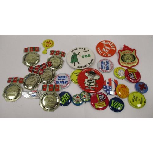 COLLECTION OF VINTAGE PIN BACK BUTTONS INCLUDING CHILDREN'S DOCTOR'S MEDALS