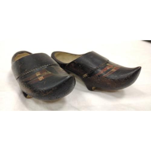 PAIR OF SMALL VINTAGE POTTERY/CLAY DUTCH SHOES