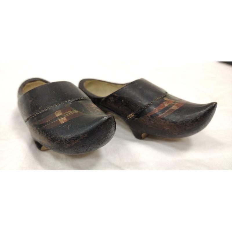 PAIR OF MINI ANTIQUE CLAY DUTCH SHOES