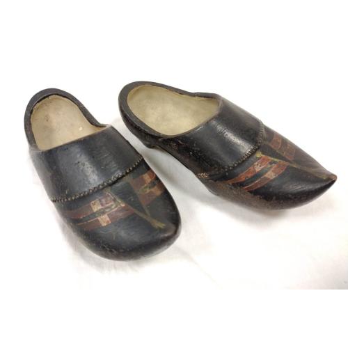 PAIR OF SMALL VINTAGE POTTERY/CLAY DUTCH SHOES