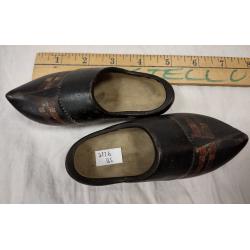 PAIR OF MINI ANTIQUE CLAY DUTCH SHOES