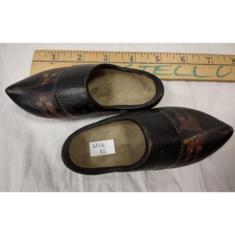 PAIR OF MINI ANTIQUE CLAY DUTCH SHOES