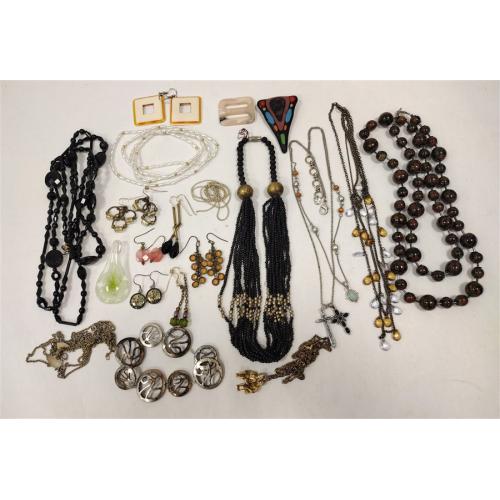 LARGE COLLECTION OF COSTUME JEWELRY
