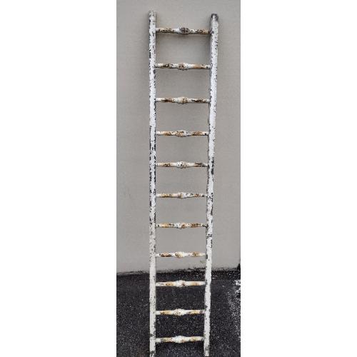 DECORATIVE WHITE PAINTED RAIL