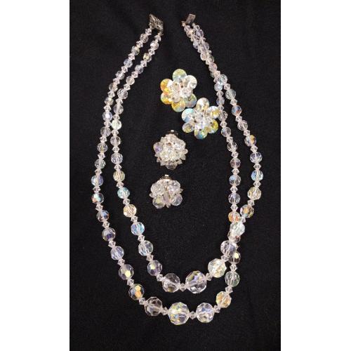 FACETED GLASS NECKLACE AND TWO PAIRS OF EARRINGS