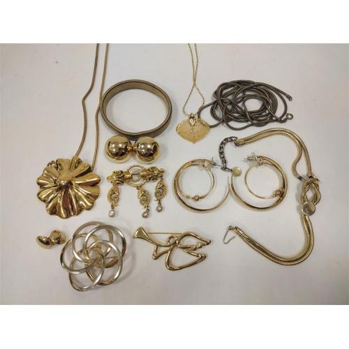 GOLD TONE COSTUME JEWELRY